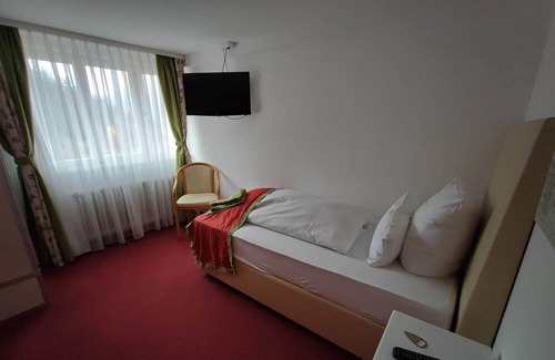 Hundsbach House | Comfortable single room with shared bathroom and kitchen