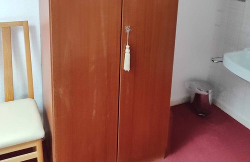 Hundsbach House | Single room with shared bathroom and kitchen