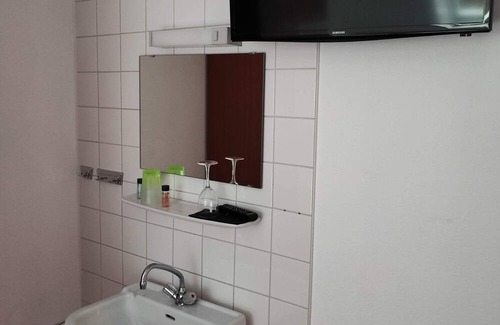 Hundsbach House | Single room with shared bathroom and kitchen
