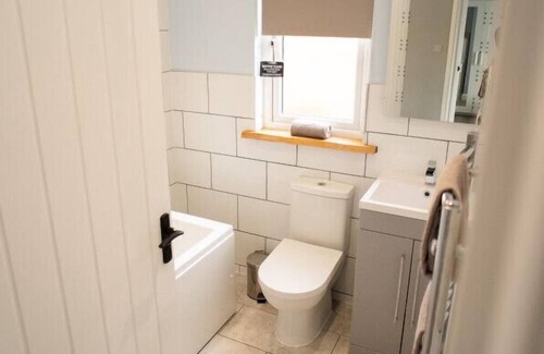 Cleeve House | The Ash View Cozy 3BR Retreat Perfect for Families