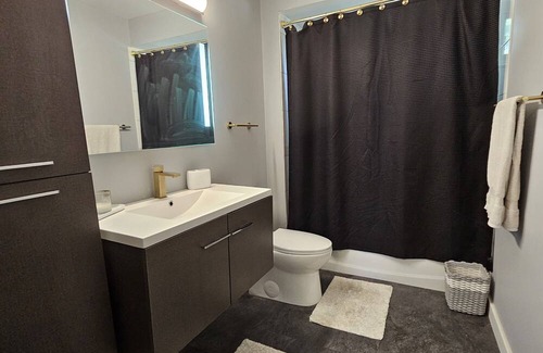 Clarkson-Lorne Park House | Modern 3 bedroom Townhouse minutes from the Lake in Port Credit!