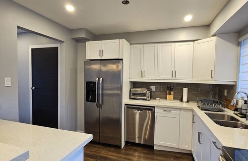 Clarkson-Lorne Park House | Modern 3 bedroom Townhouse minutes from the Lake in Port Credit!