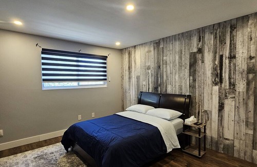 Clarkson-Lorne Park House | Modern 3 bedroom Townhouse minutes from the Lake in Port Credit!
