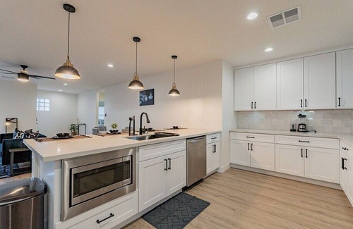 Coronado House | Phoenix Haven: Chic City Living in Tranquility