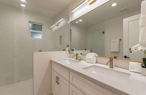 Coronado House | Phoenix Haven: Chic City Living in Tranquility