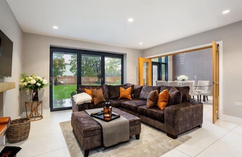 Wokingham House | Deluxe 5 Bedroom Berkshire Home