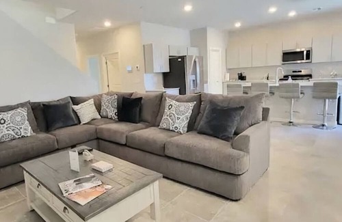 Henderson House | Warm and Cozy Home in Henderson