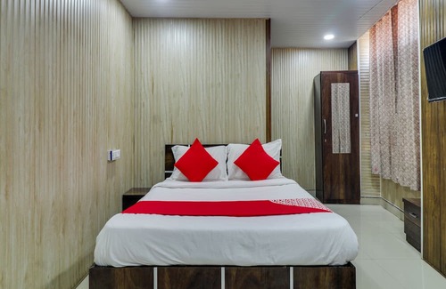 Girgaon Hotel | OYO Flagship Hotel Diamond