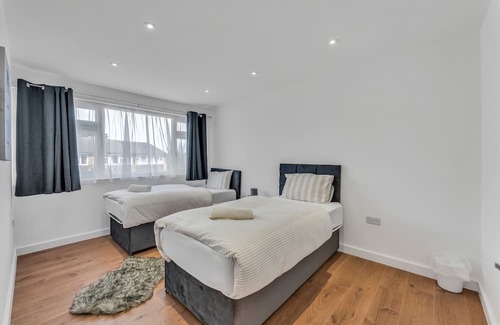 Eltham South House | Comfortable suburban setting with greenery and residential homes