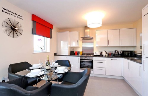 Dyce Apartment | Vibrant Home in Aberdeen, Scotland
