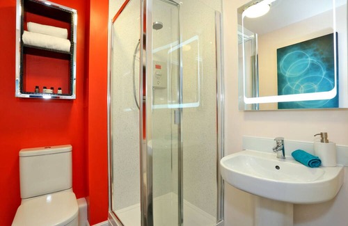 Dyce Apartment | Vibrant Home in Aberdeen, Scotland