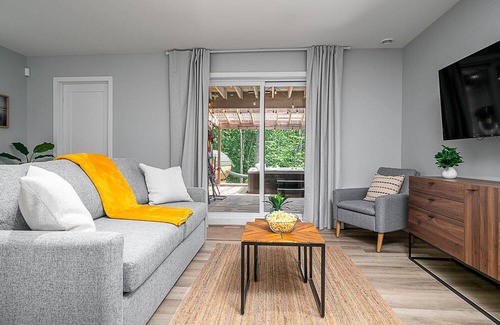 Argenteuil Regional County Municipality Ski Chalet | 16 people, dome sauna, lake n river access, spa