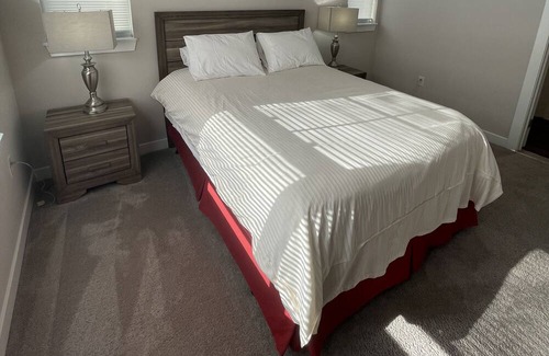 Carmel Apartment | Carmel BEAUTY! Hardwood Floors. Full kitchen. Washer/Dryer.