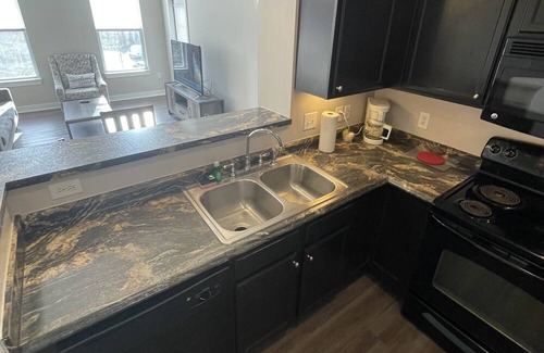 Carmel Apartment | Carmel BEAUTY! Hardwood Floors. Full kitchen. Washer/Dryer.