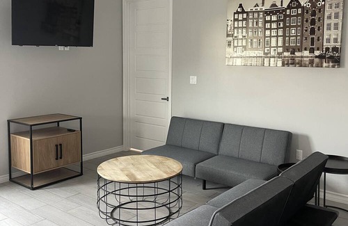 Brownsville House | Luxury Townhome