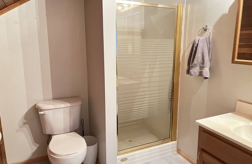 Everett House | Cozy cabin stay, 5 minutes from Downtown Everett.