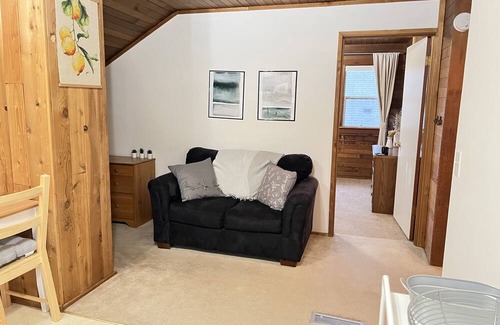 Everett House | Cozy cabin stay, 5 minutes from Downtown Everett.