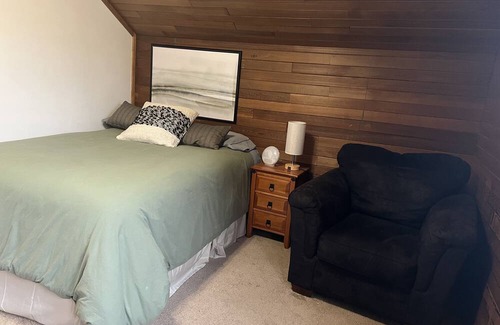 Everett House | Cozy cabin stay, 5 minutes from Downtown Everett.