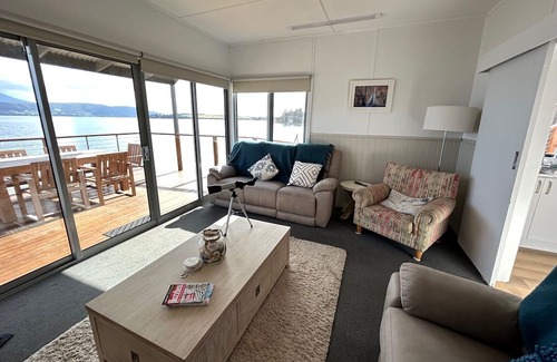 Southern House | Beachfront! New ktichen, bathroom & laundry