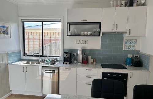 Southern House | Beachfront! New ktichen, bathroom & laundry