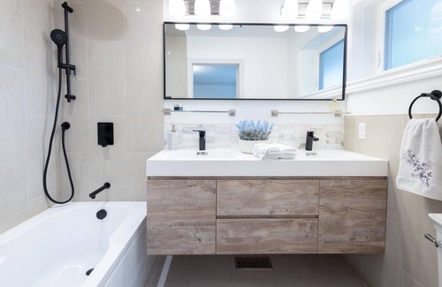 Mississauga House | Relaxing Riverside Retreat
