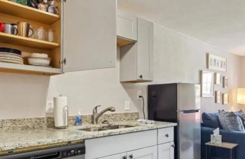 Cedar Crest Apartment | Modern & Cozy 1BR haven-near Bishop Arts District