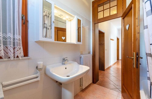 Guazzino Apartment | Apartment 'Orto Degli Ulivi' with Shared Garden and Wi-Fi