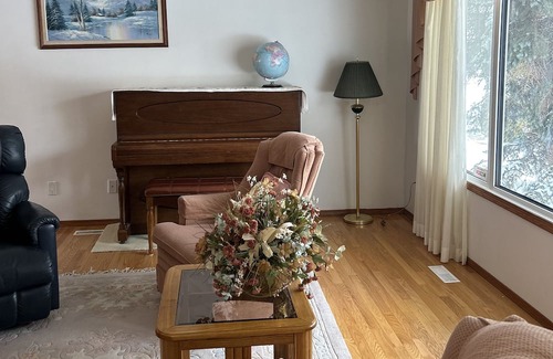 Regina House | Cozy 3 Bedrooms house, family-friendly. Close to UofR, Ring Rd, Sask Polytech.