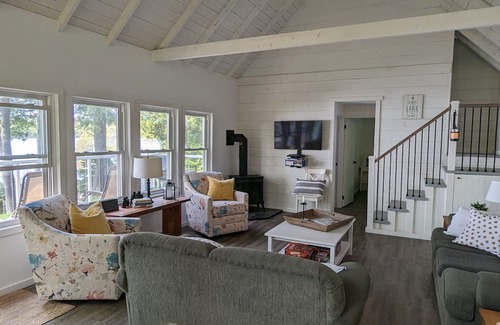Selwyn Cottage | The Magnolia Cottage - Escape to the Lake at our Picturesque Family Cottage