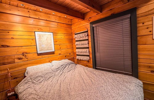 Northville Cabin | Sacandaga Serenity: Your Ultimate Cozy Cabin Getaway Awaits! 550 ft Lake Front!