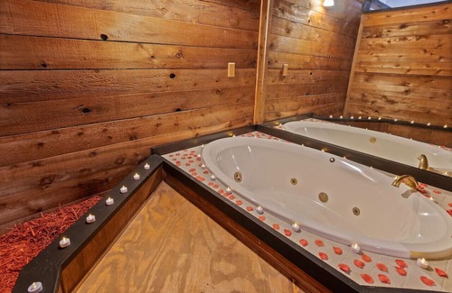 Kissimmee Cabin | Romantic Cabin w/Balcony + Tub + Hammock + Grill