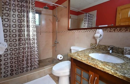 August Town Cabin | Rustic Romantic Retreat in the Mountain - 1 Bedroom in Kingston