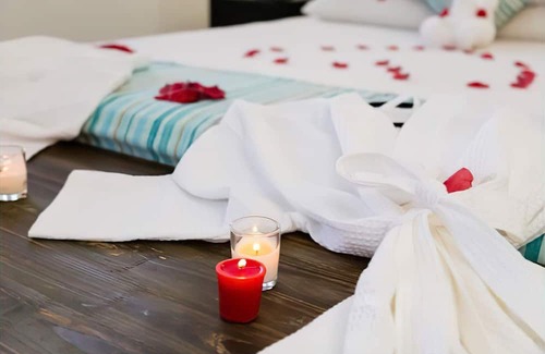 August Town Cabin | Rustic Romantic Retreat in the Mountain - 1 Bedroom in Kingston