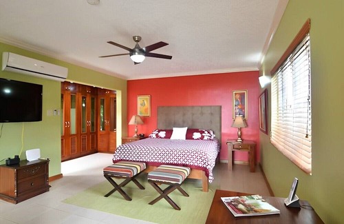 August Town Cabin | Rustic Romantic Retreat in the Mountain - 1 Bedroom in Kingston