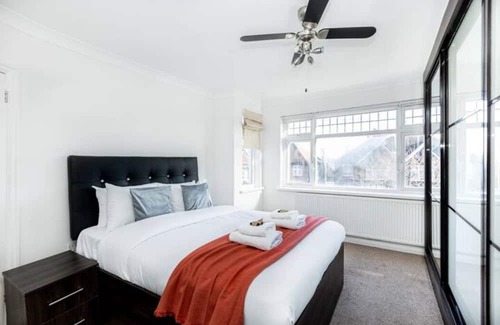 Preston House | Gardened 2BR house, quiet Cul-de-Sac of Wembley