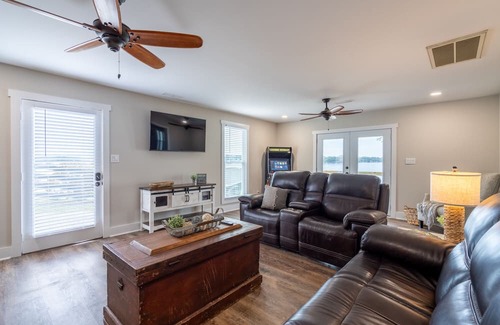 Centre House | Sunset Paradise on Weiss Lake