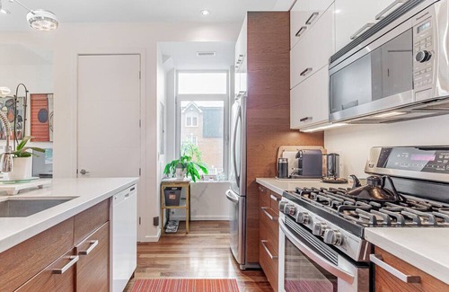 Midtown Toronto Apartment | 2 Storey Oasis In The Heart Of The Annex, Steps To U of T & All Amenities