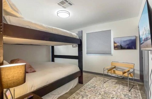 Cox Heights House | Old Town Family & Pet Friendly Jacuzzi King