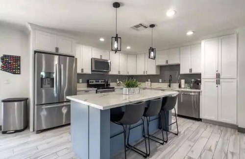 Cox Heights House | Old Town Family & Pet Friendly Jacuzzi King
