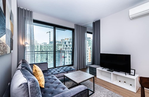 Griffintown Apartment | Comfort – City Views