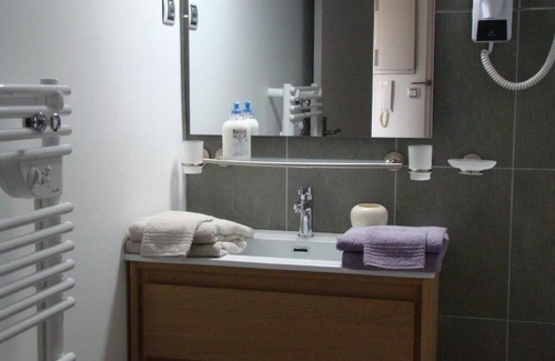 Saint Seurin - Fondaudege Apartment | Apartment 'Le Turenne' with Private Terrace, Wi-Fi and Air Conditioning