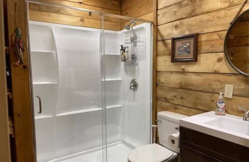 Tie Plant Cabin | Dogwoods-2 bedroom cabin with spacious parking