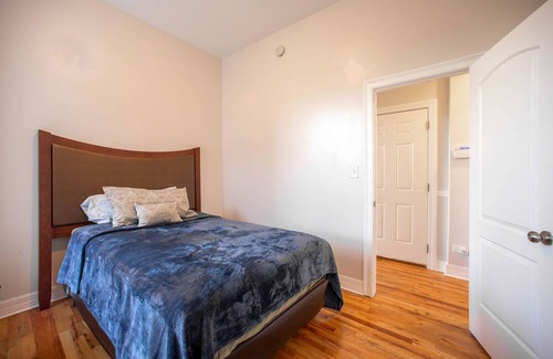 Woodlawn Apartment | This Greystone is near the University of Chicago, the Museum of Science