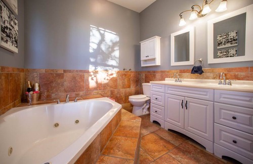Woodlawn Apartment | This Greystone is near the University of Chicago, the Museum of Science