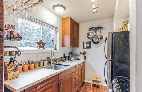 Riverside Condo | Eclectic Comfort – A Fun & Funky Retreat! Minutes to Downtown, Congress & Lamar