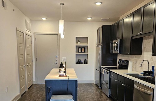 Farmers Branch Apartment | Keep it simple at this peaceful and centrally-located luxury apartment!