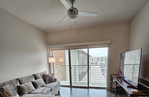 Farmers Branch Apartment | Keep it simple at this peaceful and centrally-located luxury apartment!