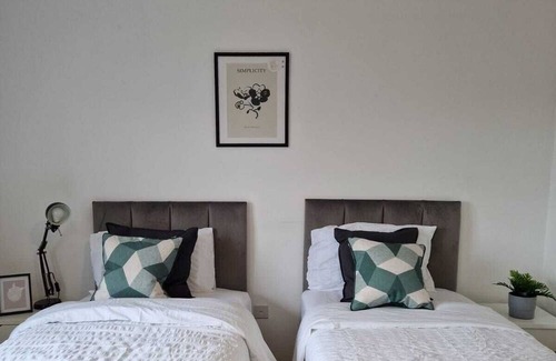 Coventry House | Work-friendly 4-bed in Coventry