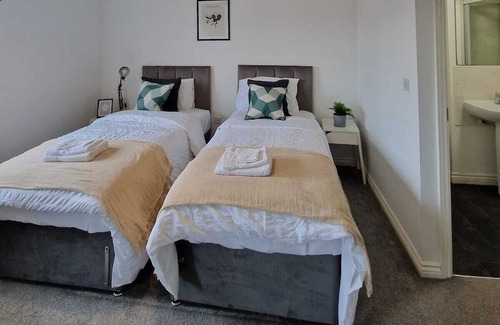 Coventry House | Work-friendly 4-bed in Coventry