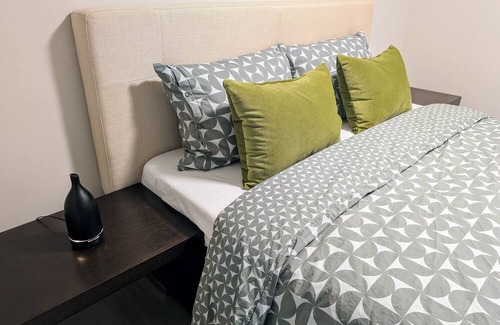 New Westminster House | Courtside Charm-A lively and entertaining getaway just minutes off the highway!